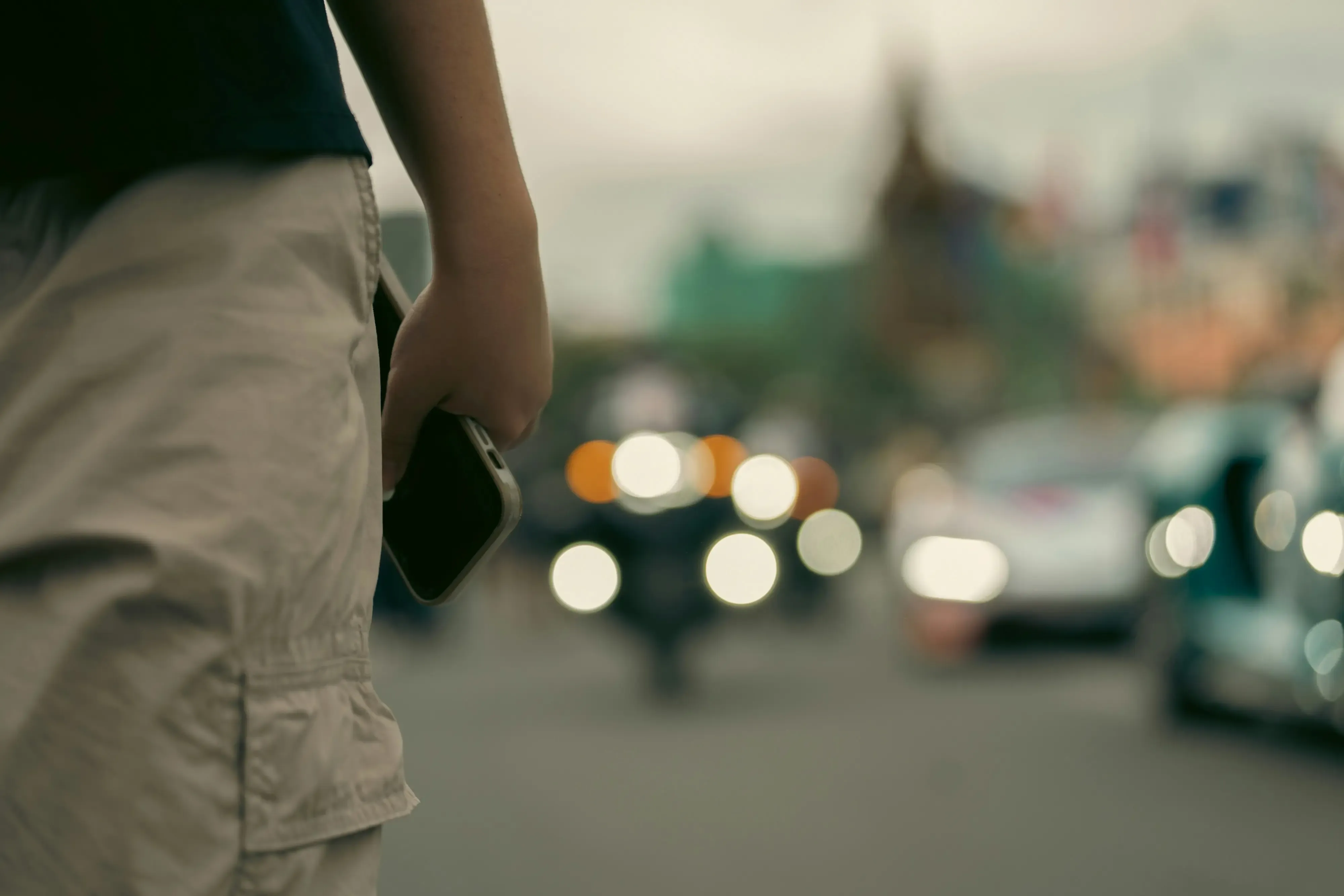 Une personne tenant un téléphone dans la rue